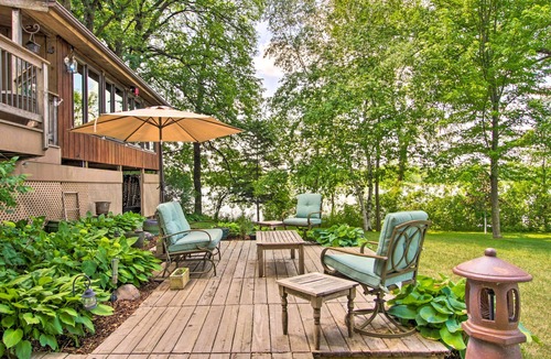 South Haven Cottage | Year-round Waterfront Getaway: Lake Access + Dock!