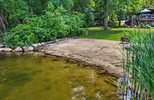 South Haven Cottage | Year-round Waterfront Getaway: Lake Access + Dock!