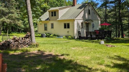 Yellow Lake House | Yellow Barn House