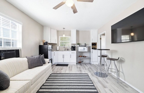 Southside House | Yellow Bell - A Birdy Vacation Rental