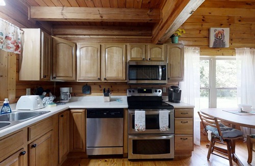 Newport Cabin | Yellow Cabin on the River