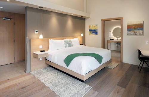 Eastsound Hotel | Yellow - Comfortably Accessible