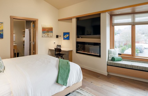 Eastsound Hotel | Yellow - Comfortably Accessible