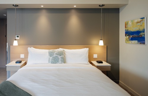 Eastsound Hotel | Yellow - Comfortably Accessible