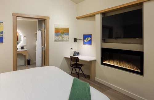 Eastsound Hotel | Yellow - Comfortably Accessible