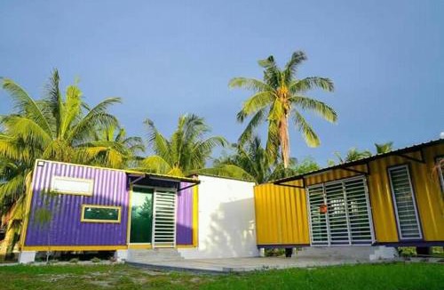 Lumut Cabin | Yellow Cube at Lumut Cube Homestay Kontena