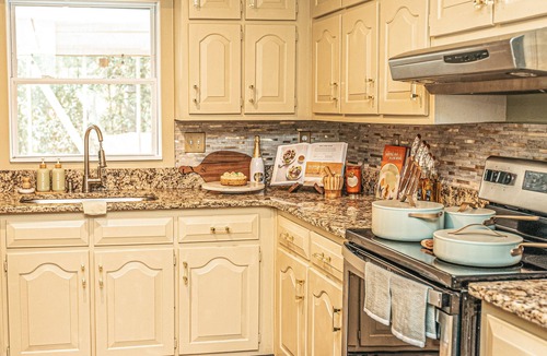 Cliftondale House | Yellow Door Ranch Near Atlanta International Airport