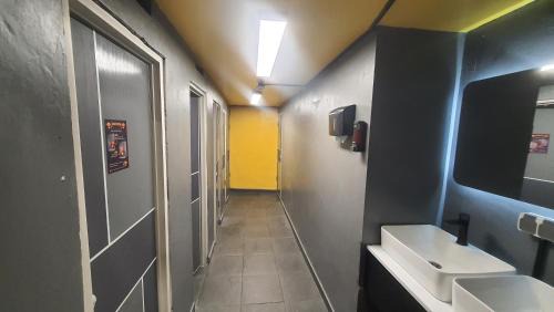 Ungasan Hostel | Yellow Monkey Hostel Uluwatu