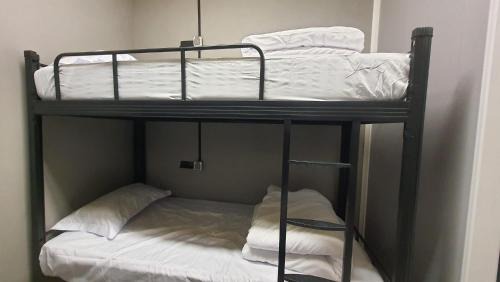 Ungasan Hostel | Yellow Monkey Hostel Uluwatu