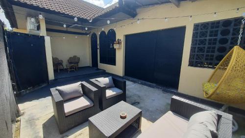 Ungasan Hostel | Yellow Monkey Hostel Uluwatu