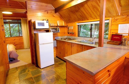 England Creek Cottage | Yellow Robin Cottage: Mt Glorious Getaways