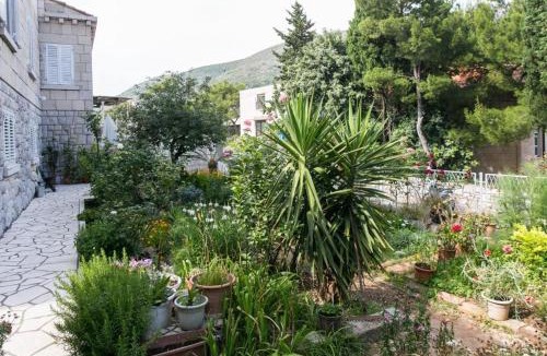 Montovjerna House | Yellow Room Guesthouse