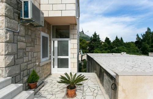 Montovjerna House | Yellow Room Guesthouse