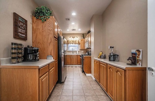 Miller House | Yellow Stone Western Themed Retreat! By Fairgrounds & Downtown OKC - WiFi!