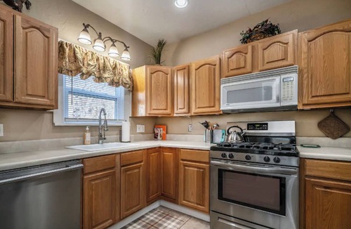 Miller House | Yellow Stone Western Themed Retreat! By Fairgrounds & Downtown OKC - WiFi!