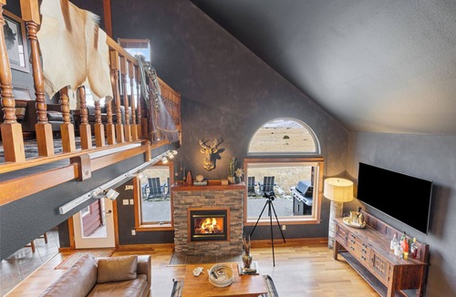 Emigrant House | Yellowstone Fun House | Hot Tub, Game Room + 360° Views