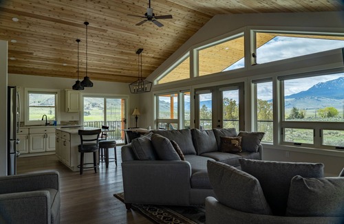 Gardiner Ski Chalet | Yellowstone Park Riverfront Chalet