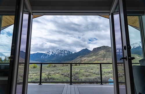 Gardiner Ski Chalet | Yellowstone Park Riverfront Chalet