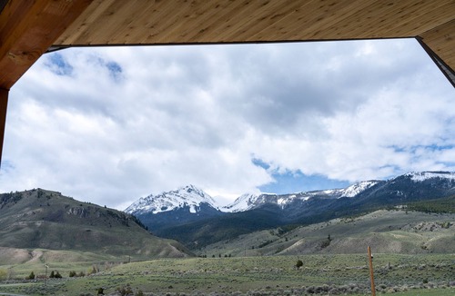 Gardiner Ski Chalet | Yellowstone Park Riverfront Chalet