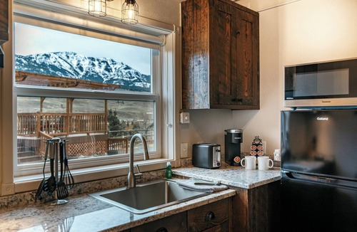 Gardiner Hotel | Yellowstone Riverside Cottages
