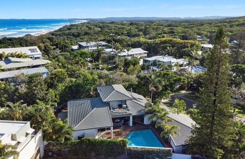 Yaroomba House | Yerranya pet-friendly beach home w pool