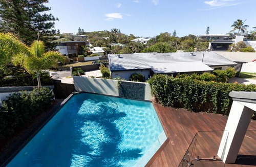 Yaroomba House | Yerranya pet-friendly beach home w pool