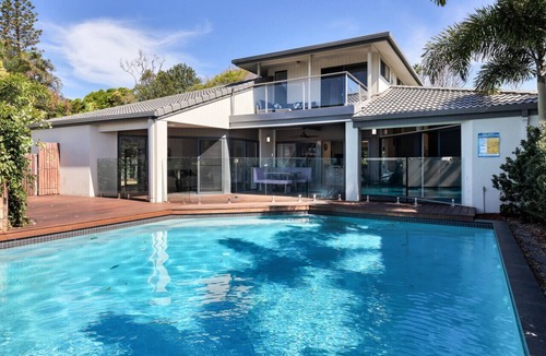 Yaroomba House | Yerranya pet-friendly beach home w pool