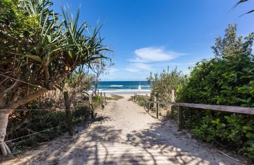 Yaroomba House | Yerranya, pet-friendly beach home w pool