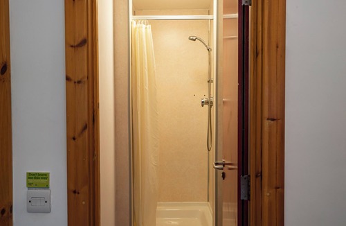 Cheshunt Hostel | YHA London Lee Valley - Hostel