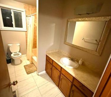 Rosemount House | YKF Airport Home-FREE FAST WIFI-FREE PARKING