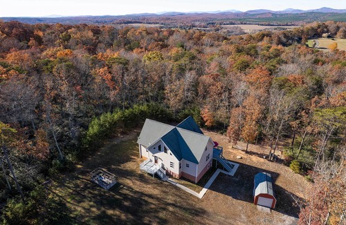 Buckingham House | Yogi’s Paradise w/Deck ~ 1 Mi to Yogaville!