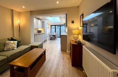 Cowes Ski Chalet | York Street