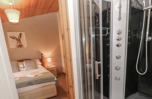 Kiplin Cottage | YORKSHIRE LODGE, pet friendly, with hot tub in Kiplin