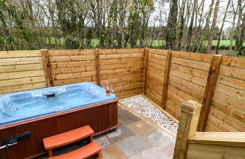 Kiplin Cottage | YORKSHIRE LODGE, pet friendly, with hot tub in Kiplin