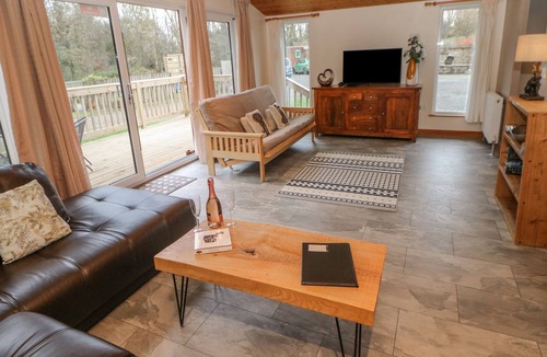 Kiplin Cottage | YORKSHIRE LODGE, pet friendly, with hot tub in Kiplin