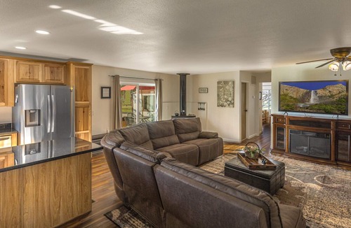 Mariposa Cabin | Yosemite Pines Retreat – Mini Ponies, Huge Yard, Spa, Pool & Play Area!