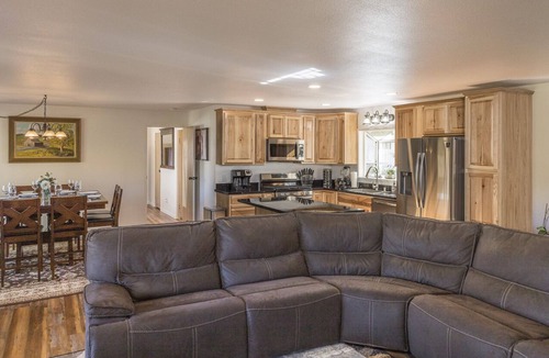 Mariposa Cabin | Yosemite Pines Retreat – Mini Ponies, Huge Yard, Spa, Pool & Play Area!