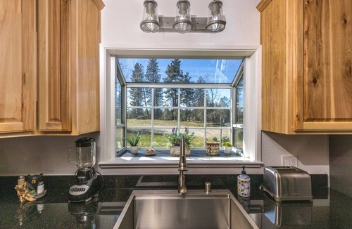 Mariposa Cabin | Yosemite Pines Retreat – Mini Ponies, Huge Yard, Spa, Pool & Play Area!