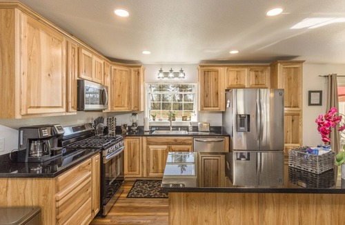 Mariposa Cabin | Yosemite Pines Retreat – Mini Ponies, Huge Yard, Spa, Pool & Play Area!