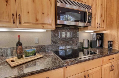 Mariposa House | Yosemite Retreat with BBQ and Wifi