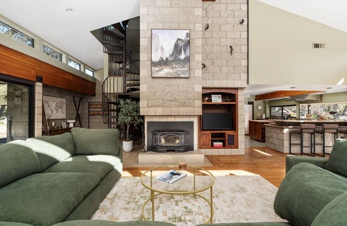 Oakhurst House | Yosemite Riverfront Pool, Spa, Wiffle Ball, Golf, Pickleball