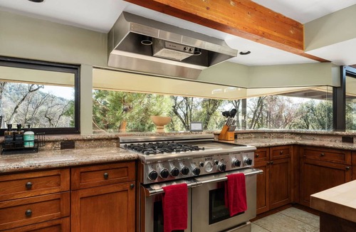 Oakhurst House | Yosemite Riverfront Pool, Spa, Wiffle Ball, Golf, Pickleball