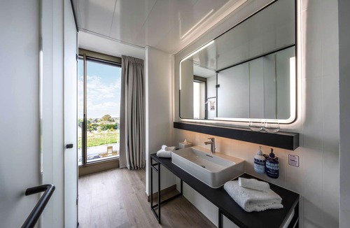 Founex Hotel | YOTEL Geneva Lake
