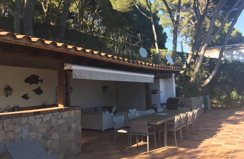 Tamariu Villa | You cook, eat and relax around the pool with nice sea view.