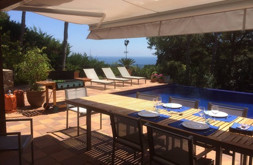 Tamariu Villa | You cook, eat and relax around the pool with nice sea view.