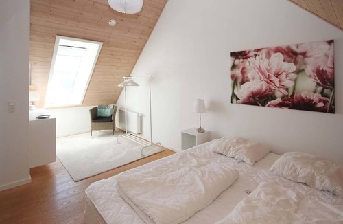 Langemark Apartment | You dream of a vacation with a view over green meadows? Then this vacation apartment on the golf cou