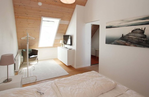 Langemark Apartment | You dream of a vacation with a view over green meadows? Then this vacation apartment on the golf cou