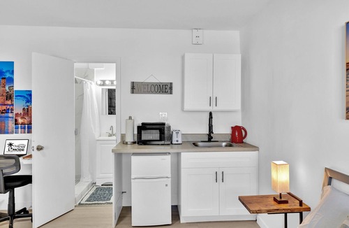 Downtown Hollywood Apartment | Young Circle & Hollywood Blvd ~ Posh Studio Suite