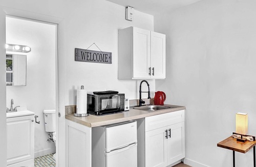 Downtown Hollywood Apartment | Young Circle & Hollywood Blvd ~ Posh Studio Suite