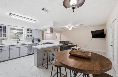 Groves House | Your 3 Bedroom Home Away From Home in Groves
